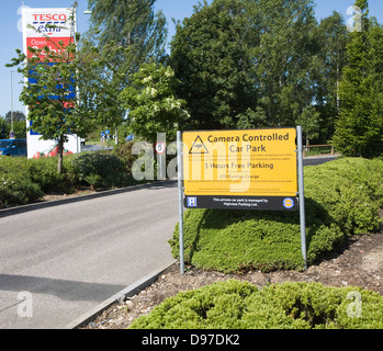 Telecamera controllata parcheggio auto avviso a Tesco superstore extra, REGNO UNITO Foto Stock