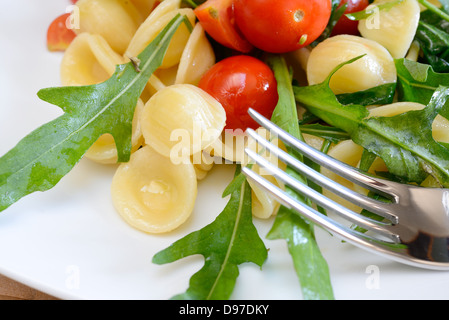 Orecchiette con Rucola e Pomodorini per essere servito freddo Foto Stock