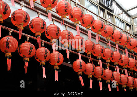 Lanterne cinesi, interno tempio cinese Fuyou, Danshui, Taiwan Foto Stock