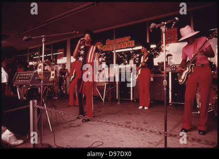 Una banda nera suona presso il lago di prati Shopping Center di Chicago, 08/1973 Foto Stock