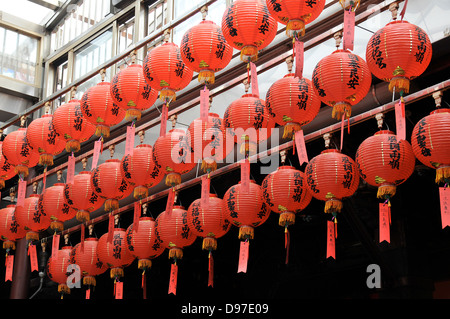 Lanterne cinesi, interno tempio cinese Fuyou, Danshui, Taiwan Foto Stock