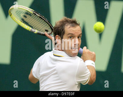 Halle, Germania. Xiii Giugno, 2013. Richard Gasquet della Francia in azione contro Melzer d'Austria (non in foto) durante il torneo ATP di Halle, Germania, 13 giugno 2013. Foto: Oliver Krato/dpa/Alamy Live News Foto Stock