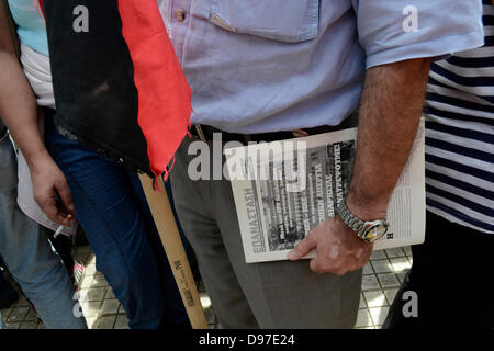 Atene, Grecia, Giugno 13th, 2013. Sindacati vai su uno sciopero generale per protestare contro la chiusura dello stato emittente, ERT. Più di 10.000 persone raccolte al di fuori ERT presso la sede centrale. Credito: Nikolas Georgiou / Alamy Live News Foto Stock