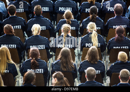 Il commissario di polizia candidati partecipanti al GermanPolice, seduti a un incontro in auditorium. Foto Stock