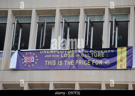 Atene, Grecia, Giugno 13th, 2013. Sindacati vai su uno sciopero generale per protestare contro la chiusura dello stato emittente, ERT. Più di 10.000 persone raccolte al di fuori ERT presso la sede centrale. Credito: Nikolas Georgiou / Alamy Live News Foto Stock