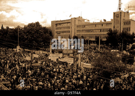 Atene, Grecia, Giugno 13th, 2013. Sindacati vai su uno sciopero generale per protestare contro la chiusura dello stato emittente, ERT. Più di 10.000 persone raccolte al di fuori ERT presso la sede centrale. Credito: Nikolas Georgiou / Alamy Live News Foto Stock