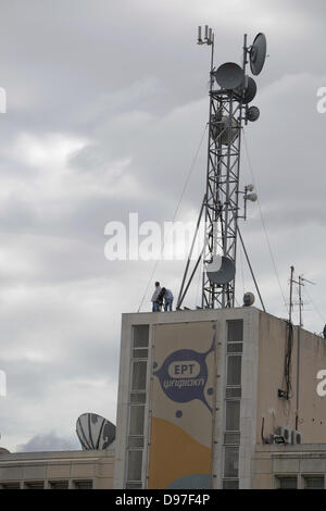 Atene, Grecia, Giugno 13th, 2013. Sindacati vai su uno sciopero generale per protestare contro la chiusura dello stato emittente, ERT. Più di 10.000 persone raccolte al di fuori ERT presso la sede centrale. Credito: Nikolas Georgiou / Alamy Live News Foto Stock