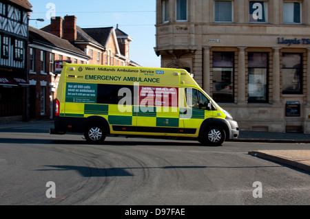 Ambulanza in Stratford-upon-Avon centro città, REGNO UNITO Foto Stock