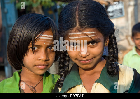 Asia, India, Karnataka, Belavadi, ritratto di due ragazze indiano Foto Stock