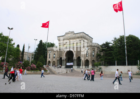 Storica Piazza Beyazit e l'entrata principale per l'Università di Istanbul a Istanbul, Turchia Foto Stock