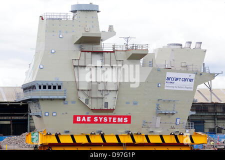 BAE Systems Shipyard, Scotstoun, Glasgow, Scozia, Regno Unito, giovedì, 13 giugno 2013. L'isola di poppa per la portaerei HMS Queen Elizabeth contenente il centro di controllo del traffico aereo che è fissato ad una chiatta sul fiume Clyde prima di navigare a Rosyth dove la nave è assemblata. Foto Stock