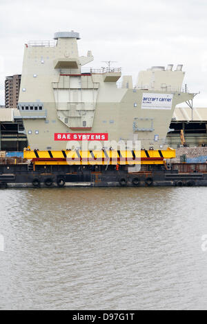 BAE Systems Shipyard, Scotstoun, Glasgow, Scozia, Regno Unito, giovedì, 13 giugno 2013. L'isola di poppa per la portaerei HMS Queen Elizabeth contenente il centro di controllo del traffico aereo che è fissato ad una chiatta sul fiume Clyde prima di navigare a Rosyth dove la nave è assemblata. Foto Stock