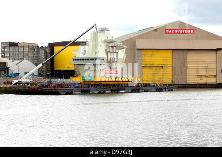 BAE Systems Shipyard, Scotstoun, Glasgow, Scozia, Regno Unito, giovedì, 13 giugno 2013. L'isola di poppa per la portaerei HMS Queen Elizabeth contenente il centro di controllo del traffico aereo che è fissato ad una chiatta sul fiume Clyde prima di navigare a Rosyth dove la nave è assemblata. Foto Stock