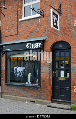 Il solo modo è Essex membro del cast Joey Essex Fusey shop finestra anteriore Foto Stock