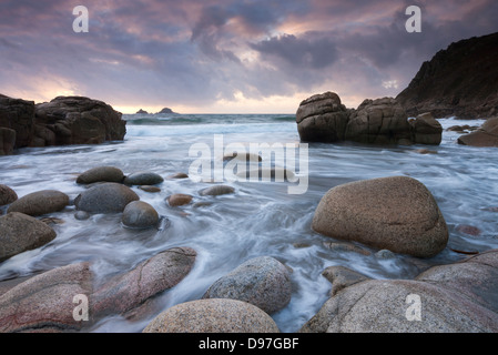 Tramonto sulle sponde rocciose di Porth Nanven, nei pressi di San Giusto, Cornwall, Inghilterra. Foto Stock