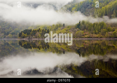 Thirlmere nel distretto del lago su una mattina ancora. Foto Stock