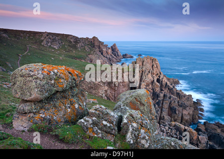 Vista dalla costa il percorso nei pressi di testa Gwennap, Cornwall, Inghilterra. Molla (Maggio 2012). Foto Stock