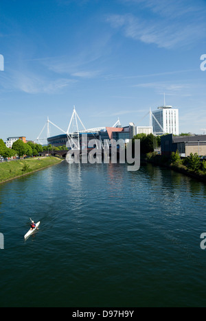 Millennium Stadium e barca a remi sul fiume Taff glamorgan Cardiff Galles del Sud Foto Stock