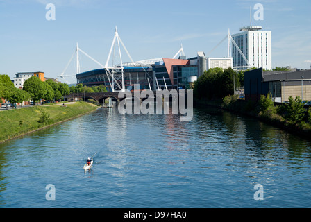 Millennium Stadium e barca a remi sul fiume Taff glamorgan Cardiff Galles del Sud Foto Stock