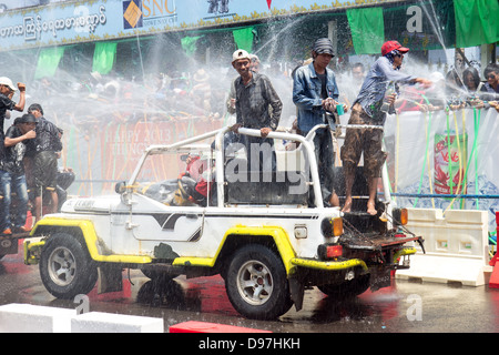 Gente allegra a cavallo su un auto, festival dell'acqua Foto Stock