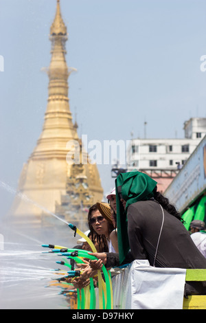 Le persone sono la spruzzatura di acqua dai tubi flessibili a Thingyan - festival dell'acqua Foto Stock