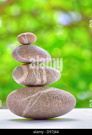 Pila di quattro pietre isolate. pietre in pila bilanciato Foto Stock
