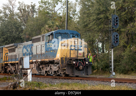 Motore CSX 7735 con un segnalatore è tirando un treno merci attraverso una zona rurale nei pressi di Hawthorne, Florida. Foto Stock