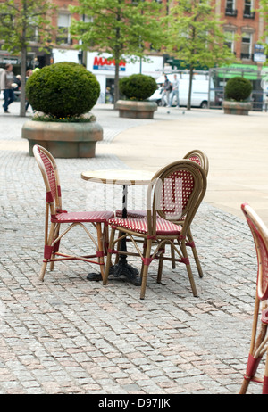 Immagine dello stile di vita di sedie vuote al di fuori Cafe Rouge a Sheffield Foto Stock