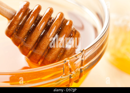 Golden miele biologico contro una massa posteriore Foto Stock