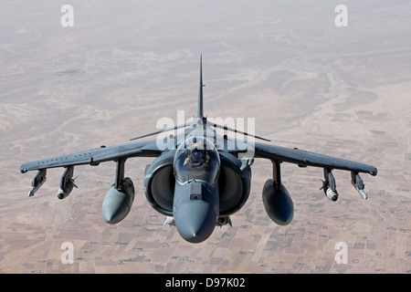 Un US Marine Corps AV-8B Harrier Jump Jet vola su una missione Giugno 10, 2013 sulla provincia di Helmand, Afghanistan. Foto Stock