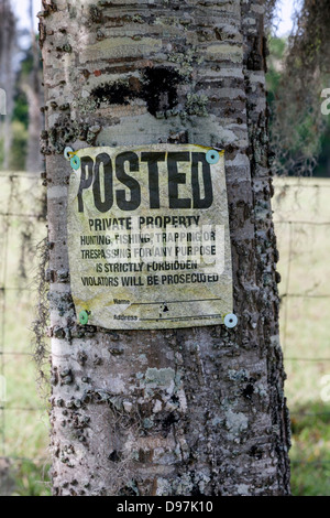 Posted proprietà privata segno inchiodati ad un albero. Foto Stock