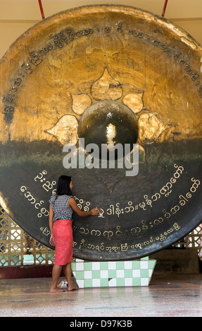 Gong gigante nella Pagoda Mahamuni Foto Stock