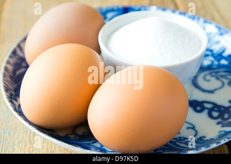 Le uova e il sale sulla piastra e rustico tavolo in legno (fondo) orizzontale close up Foto Stock