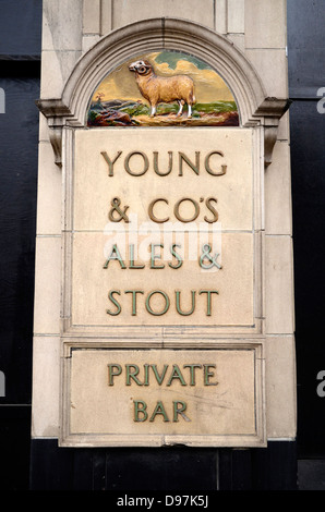 Un segno sulla ora in disuso Young Ram Inn birreria tocca nella Ram Street, Wandsworth, Londra del sud Foto Stock