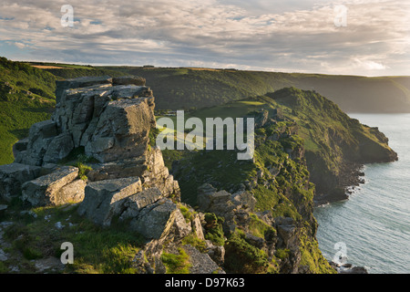 Torreggianti scogliere a valle delle rocce, Exmoor, Devon, Inghilterra. In estate (Luglio) 2012. Foto Stock