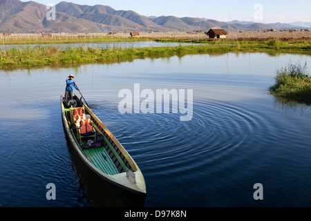 Vista del Lago Inle dalla Nga Phe Kyaung jumping cat monastero, Myanmar Foto Stock