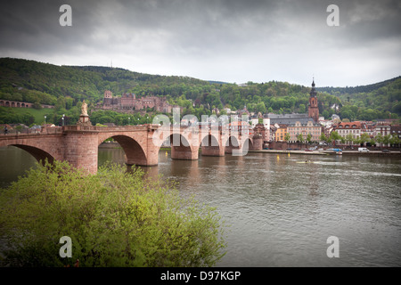 Ponte sul fiume Neckar nella vecchia di Heidelberg, Germania, Europa. Foto Stock