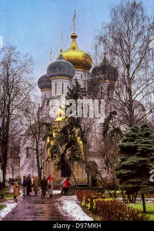 Nov. 12, 1989 - Mosca, RU - turisti entrare motivi di il Convento Novodevichy, noto anche come monastero Bogoroditse-Smolensky. Un sito Patrimonio Mondiale dell'UNESCO, fondata nel 1524, è rimasto praticamente intatto dal XVII secolo. le cupole dorate del XVI secolo cattedrale di Nostra Signora di Smolensk può essere visto. Adiacente al convento (città del terzo più popolare sito turistico), è il cimitero di Novodevichy, il più famoso cimitero di Mosca. (Credito Immagine: © Arnold Drapkin/ZUMAPRESS.com) Foto Stock