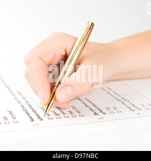 Riempimento del questionario da una penna a sfera Foto Stock