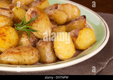 Arrosto di patate novelle al rosmarino - un piatto di arrosto di patate novelle al rosmarino. Foto Stock