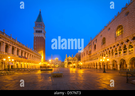 Piazza San Marco all'alba, Venezia, Italia Foto Stock