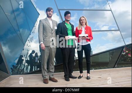 London, Regno Unito - 13 Giugno 2013: i vincitori di quest'anno a basso tenore di carbonio, Premio William Hines (C) e Rachel Clemo (R), entrambi studenti presso UCL, posa per una foto con Arthur Kay, vincitore dell'edizione 2012. L'idea vincente, 'Reseed' è un'idea di eliminare la necessità di carta per ricevute e consentire agli utenti di accedere al loro ricevute online utilizzando il loro smartphone Credito: Piero Cruciatti/Alamy Live News Foto Stock