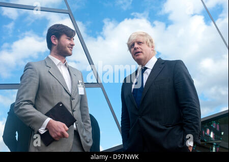 London, Regno Unito - 13 Giugno 2013: il sindaco di Londra Boris Johnson parla di Arthur Kay, vincitore dell'edizione 2012 a basso tenore di carbonio a premio dopo aver annunciato il 2013 vincitori nel corso di una cerimonia al cristallo, in London's historic Royal Docks. Credito: Piero Cruciatti/Alamy Live News Foto Stock