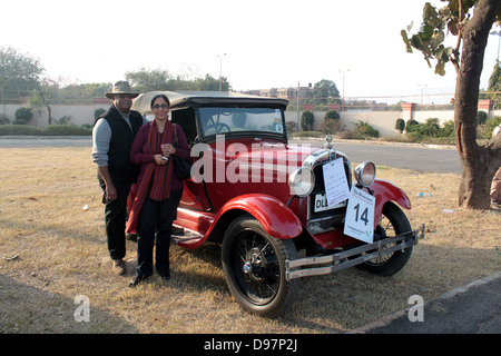 Fotografo Pavan Mehta e la moglie di posare con loro 1928 Ford modello A, al più vintage e Classic Car Rally. Foto Stock