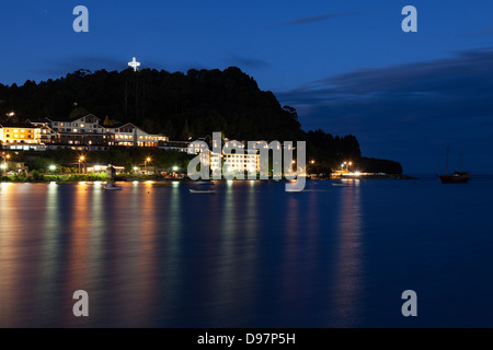 Puerto Varas, Cile visto dopo il tramonto di fronte al lago Foto Stock