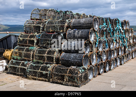 Pila di vecchi aragosta e shrimping pentole a Aberdovey, Gwynedd, Galles Foto Stock