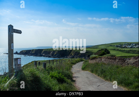 Thurlestone, Devon, Regno Unito. 3 giugno 2013. Il sentiero costiero, acorn segno dito post guardando verso Burgh Island & golf course. Foto Stock