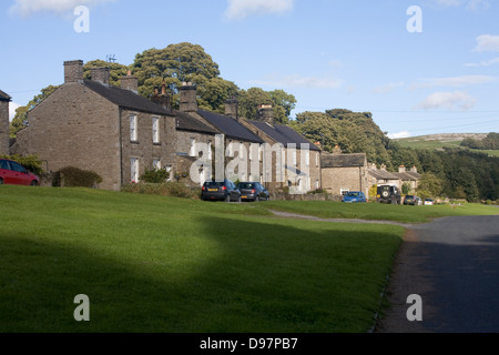 Le case del borgo del castello di Bolton Wensleydale Yorkshire Dales Inghilterra Foto Stock