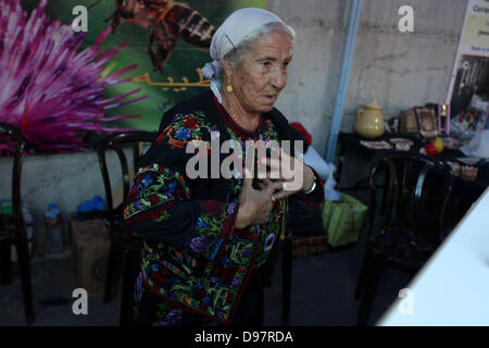 Giugno 13, 2013 - Jifna, West Bank, Territorio palestinese - palestinesi prendere parte all'apertura di ''albicocca Exhibition" nella West Bank village di Jifna northern Ramallah, 13 giugno 20132 (credito Immagine: © Issam Rimawi APA/images/ZUMAPRESS.com) Foto Stock