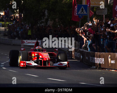 Stella della Formula Uno, italiano Giancarlo Fisichella, attualmente test driver della Ferrari, aziona una Scuderia Ferrari F1 auto su King David strada come Gerusalemme ospita la sua prima Formula 1 'pace Road Show" con la partecipazione di fama internazionale dei driver. Gerusalemme, Israele. 13-giugno-2013. Gerusalemme ha ospitato la Formula Uno "Pace Road Show" con la partecipazione di fama internazionale piloti e vetture. Oltre 50.000 spettatori radunati per la mostra, avviata dal sindaco Barkat, mentre molti criticato lo stravagante produzione. Foto Stock